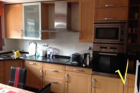 comprar chalet versus escas cocina