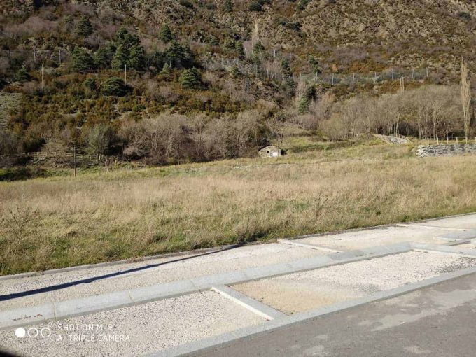 venta parcela urbanizable de 2.529 m2 en futura zona residencial carretera de Encamp. Versus andorra inversiones inmobiliarias