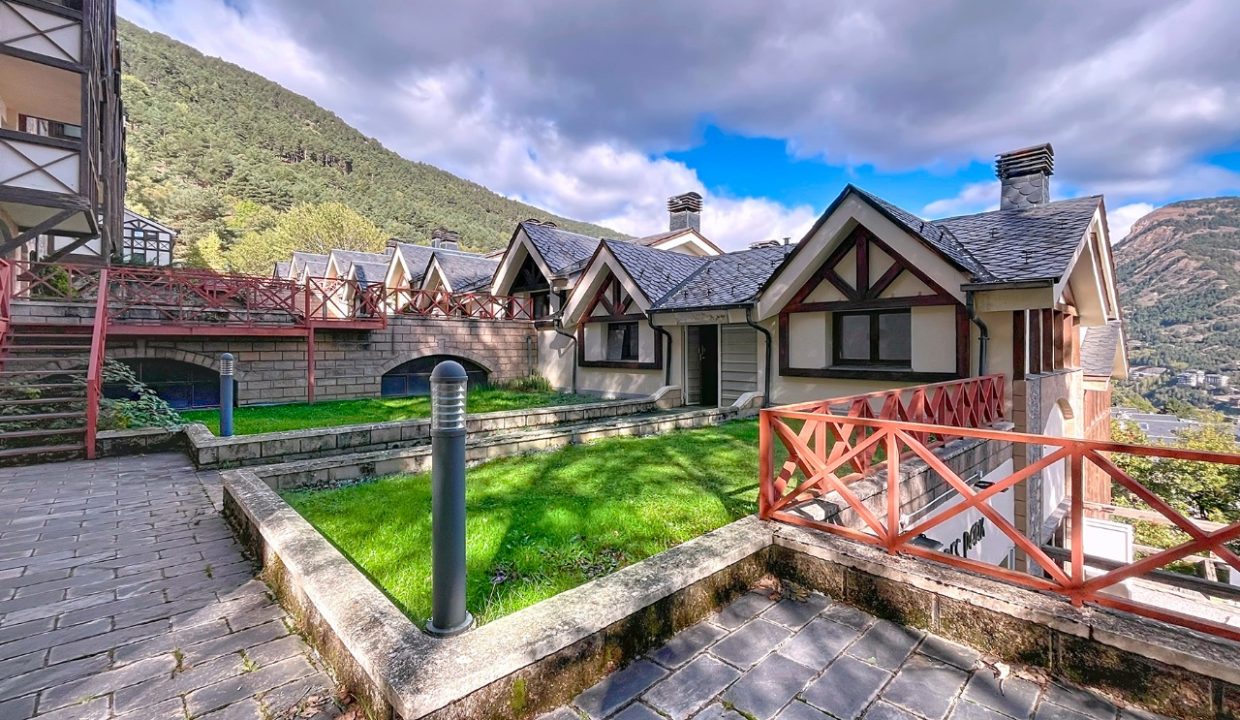 Casa con jardin Agudes park 18